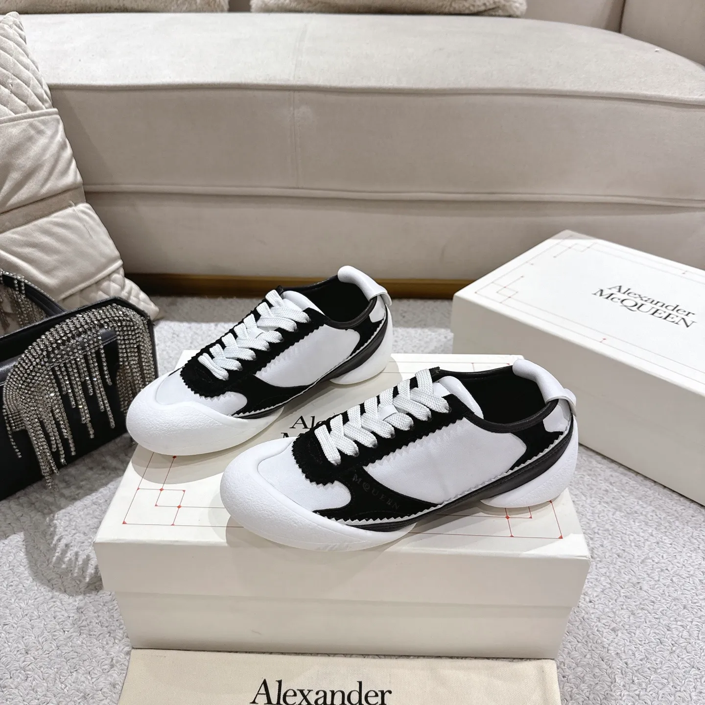 👟👟Ex-factory price 600👟👟 Men's size +10 2025 McQueen's new AIexanderMcQUEEN✅ The original quality has been certified! The original version is reproduced 1:1, and the latest lace-up casual shoes are released simultaneously. • McQueen logo • Round toe box • Lightweight segmented sole design, made of imported stretch breathable fabric + grained cowhide, soft inner lining and insole, comfortable for walking and not stuffy on the feet. Five colors: black/white·white·off-white·black/brown·yellow Fabric: grained cowhide + stretch fabric + cow suede Insole: imported sheepskin Women’s model: 35–40 (40 for women is not returnable) Men’s model: 39–45 (45 for men is not returnable)